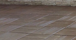 Бетонная брусчатка двора в Волжском в октябре