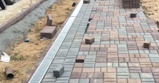 Профессиональная укладка плитки на улице в Волжском в октябре