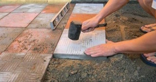 Укладка тротуарной плитки на основание в Волжском в октябре
