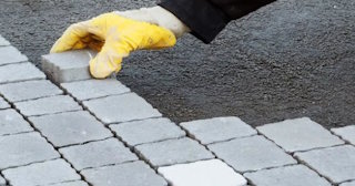 Укладка брусчатки в Волжском - цена от 810 руб. за м2 | ТротуарнаяПлитка