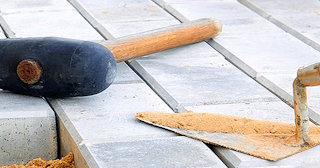 Профессиональная укладка тротуарной брусчатки в Волжском в октябре